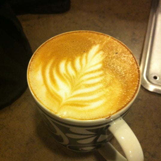 Снимок сделан в The Coffee Bean &amp; Tea Leaf пользователем Phill L. 6/11/2012
