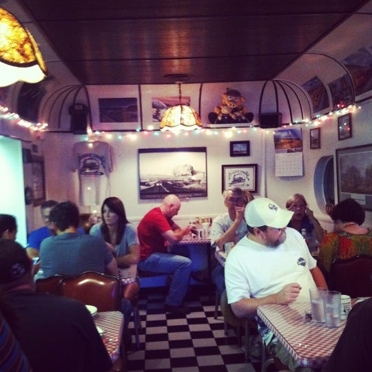 7/21/2012 tarihinde Stephanie R.ziyaretçi tarafından Luxury Diner'de çekilen fotoğraf