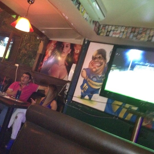 รูปภาพถ่ายที่ Sports Pub โดย Mert Kartal Yetişener เมื่อ 9/1/2012