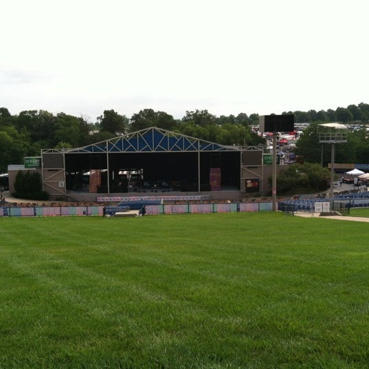 Foto scattata a Azura Amphitheater da Jalyn C. il 7/9/2012