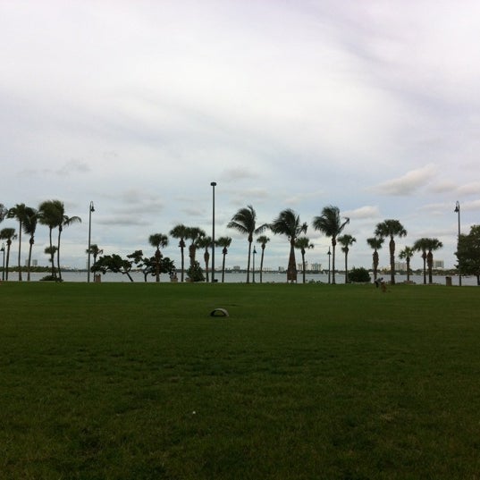 Basketball Court at Margaret Pace Park Parque en WynwoodEdgewater