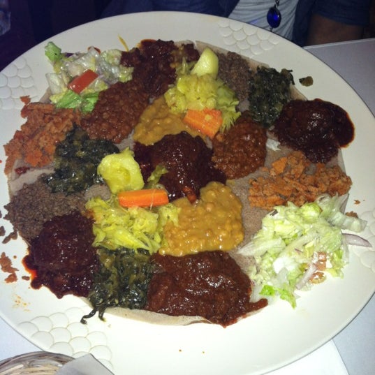 Foto diambil di Messob Ethiopian Restaurant oleh Tamea pada 2/24/2012