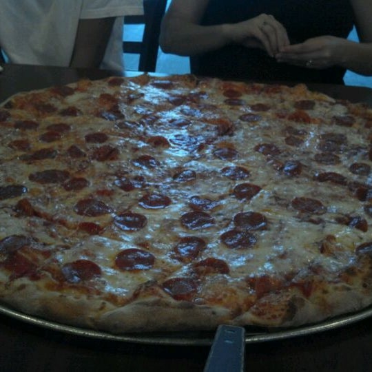 Das Foto wurde bei Russo&#39;s New York Pizzeria von ♚Meals O. am 5/19/2012 aufgenommen