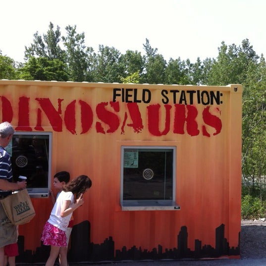 รูปภาพถ่ายที่ Field Station: Dinosaurs โดย Tabula R. เมื่อ 5/26/2012