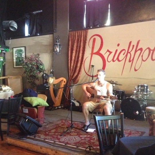 Photo prise au The Brickhouse Bar &amp; Grill par jeff b. le8/26/2012