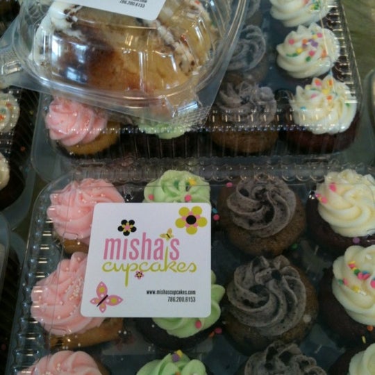 รูปภาพถ่ายที่ Misha&#39;s Cupcakes โดย Felicia H. เมื่อ 6/30/2012