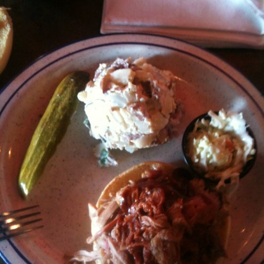 Снимок сделан в Red Hot &amp; Blue  -  Barbecue, Burgers &amp; Blues пользователем Julie C. 3/4/2012