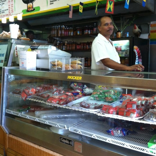 7/12/2012 tarihinde Caribbean L.ziyaretçi tarafından De Hot Pot Roti Shop'de çekilen fotoğraf