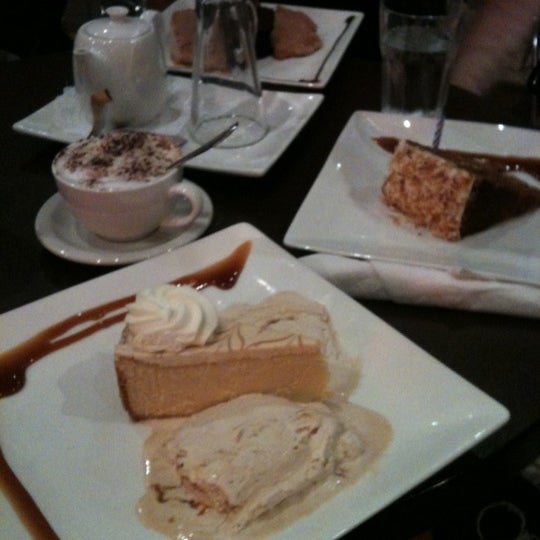 Foto tomada en Spin Dessert Cafe  por Goldie☠ T. el 7/26/2012