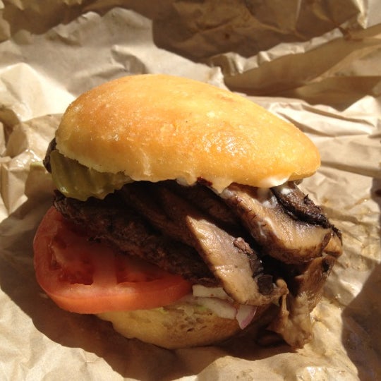 4/24/2012에 Michael C.님이 Blue Moon Burgers Fremont에서 찍은 사진