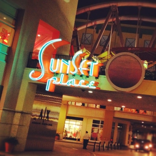 รูปภาพถ่ายที่ The Shops at Sunset Place โดย Brian B. เมื่อ 8/12/2012