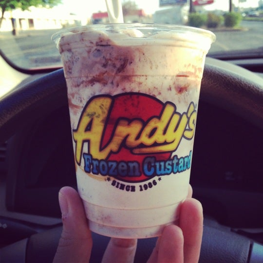 รูปภาพถ่ายที่ Andy&#39;s Frozen Custard โดย Kirk B. เมื่อ 3/31/2012