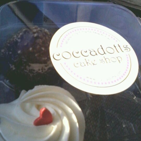 รูปภาพถ่ายที่ Coccadotts Cake Shop โดย Jodi H. เมื่อ 6/28/2012