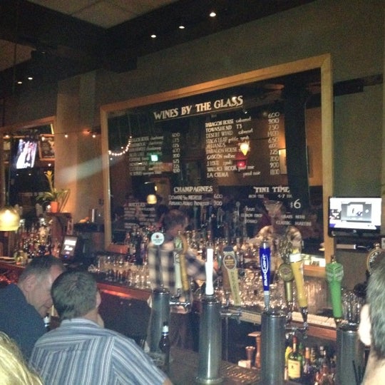 Foto scattata a Paragon Restaurant &amp; Bar da Brian H. il 8/18/2012