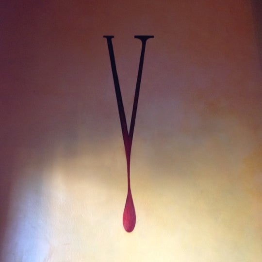 Foto diambil di Vampire Lounge &amp; Tasting Room oleh Daniel S. pada 3/25/2012