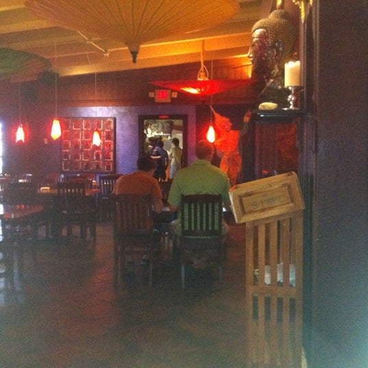 Снимок сделан в Tong&#39;s Thai Restaurant пользователем Roddy d. 4/28/2012