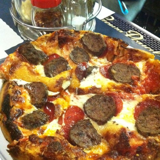 Снимок сделан в Matthew&#39;s Pizza пользователем Nick C. 4/8/2012