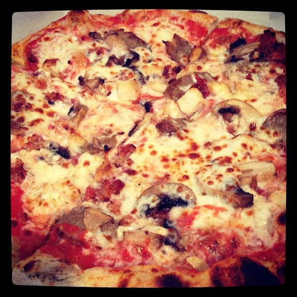 Снимок сделан в Custom Built Pizza пользователем Bernita D. 7/15/2012
