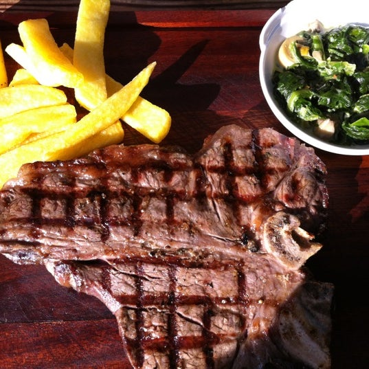 รูปภาพถ่ายที่ Beeves Steakhouse โดย Onur S. เมื่อ 4/22/2012