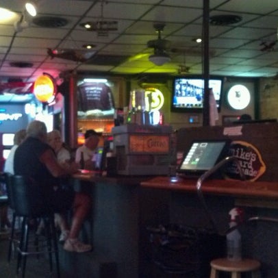 Foto tomada en Wings Sports Bar &amp; Grille  por Jim S. el 7/27/2012