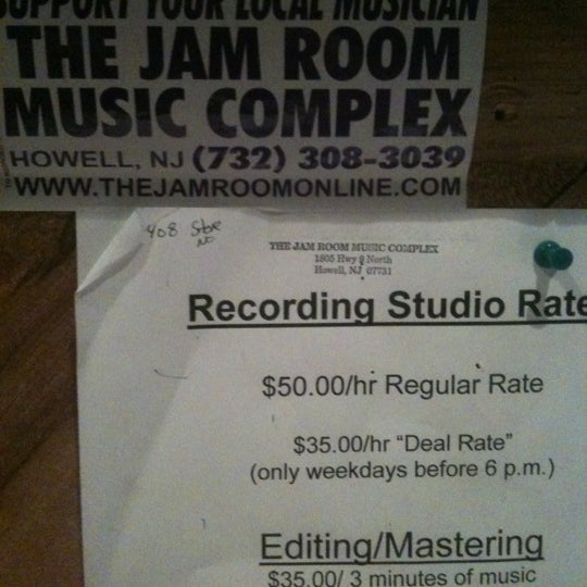 รูปภาพถ่ายที่ The Jam Room โดย Kriss K. เมื่อ 6/21/2012