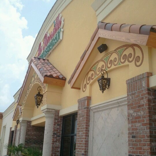 Снимок сделан в La Parrilla Mexican Restaurant пользователем Neil 7/6/2012