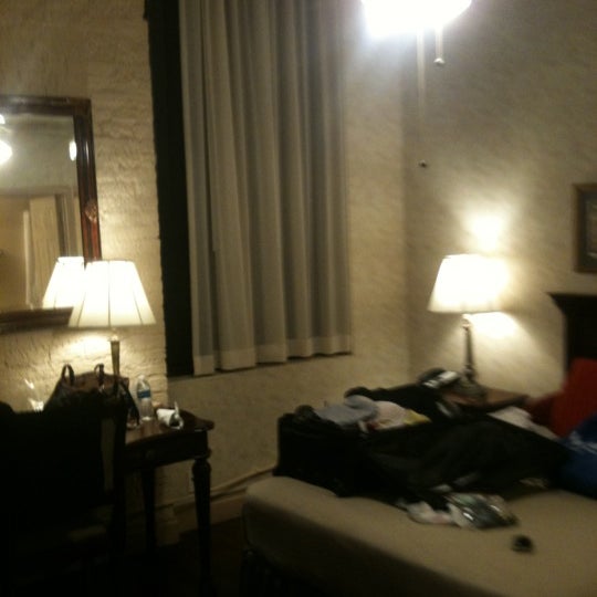 Das Foto wurde bei The Ambassador Hotel von Heraldo &quot;Jerry&quot; O. am 4/21/2012 aufgenommen