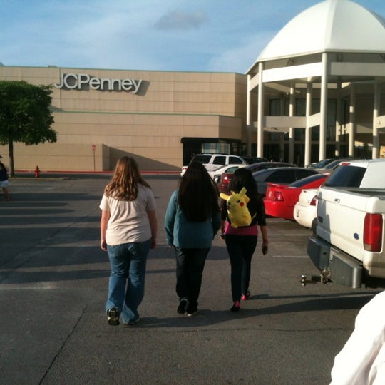 Foto diambil di Rolling Oaks Mall oleh Teresa F. pada 3/17/2012