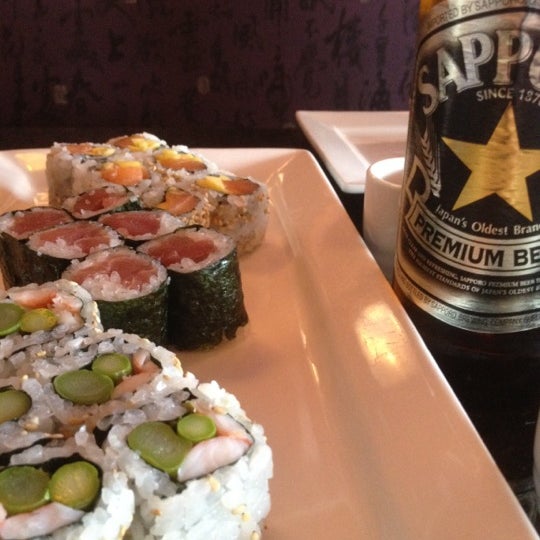 Снимок сделан в East Moon Asian Bistro &amp; Sushi пользователем C 6/20/2012