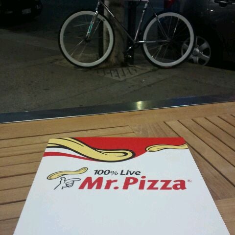 Foto tirada no(a) Mr. Pizza por angel d. em 2/23/2012