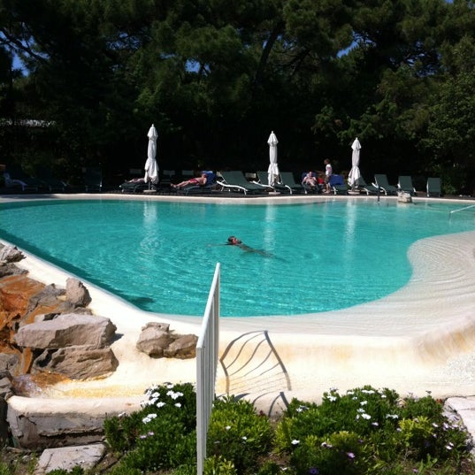 Das Foto wurde bei Tombolo Talasso Resort Castagneto Carducci von Tiziana T. am 6/3/2012 aufgenommen