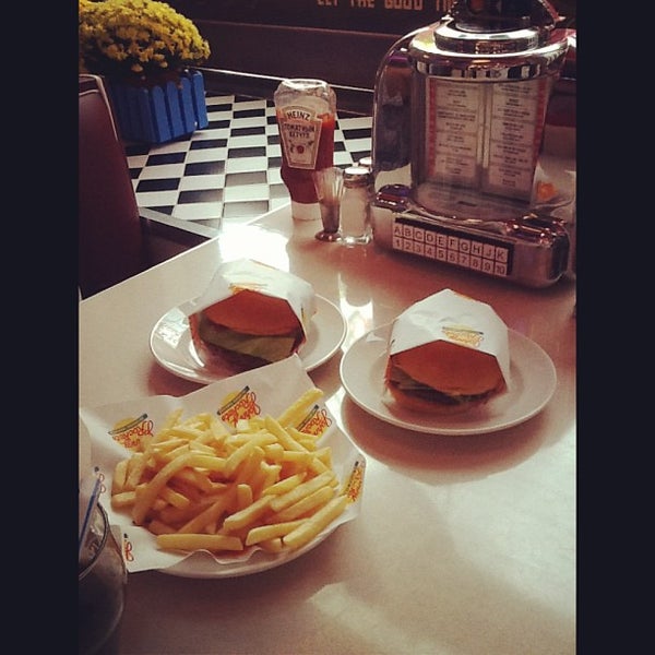 Photo taken at Johnny Rockets by Алёна С. on 9/9/2013