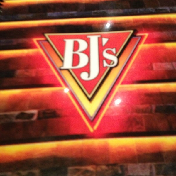 Photo taken at BJ&#39;s Restaurant &amp; Brewhouse by Jeran A. on 6/30/2013