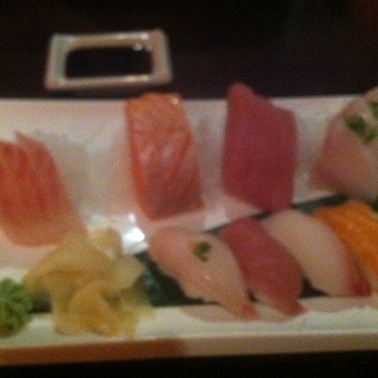 Photo prise au Totto Sushi &amp; Grill par Christopher F. le12/13/2012