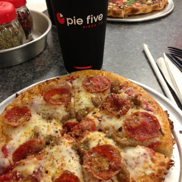 Photo prise au Pie Five Pizza par Dennis Y. le3/8/2013