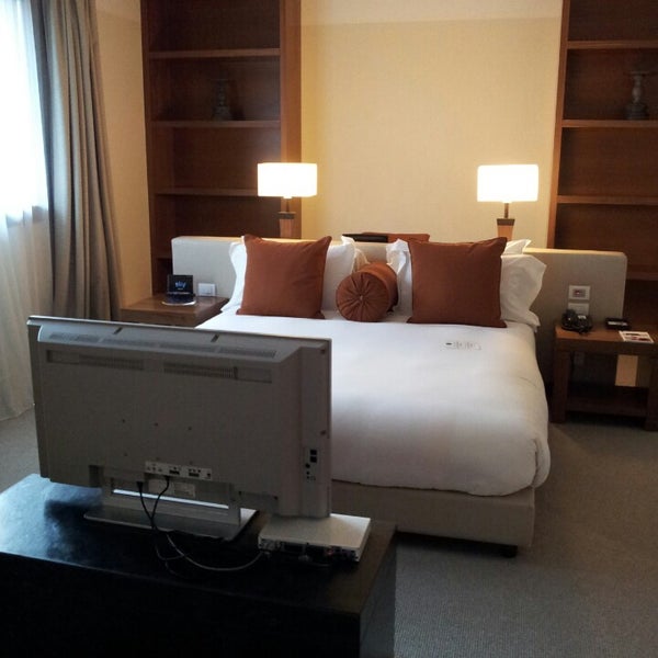 Foto diambil di Milan Suite Hotel oleh Hoi Yan L. pada 6/17/2014