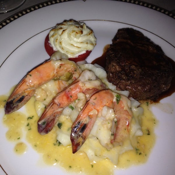 Foto diambil di Duane&#39;s Prime Steaks &amp; Seafood oleh James P. pada 12/5/2013