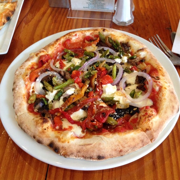 Foto tirada no(a) Frank&#39;s Pizza Napoletana por Lindsay em 8/23/2014