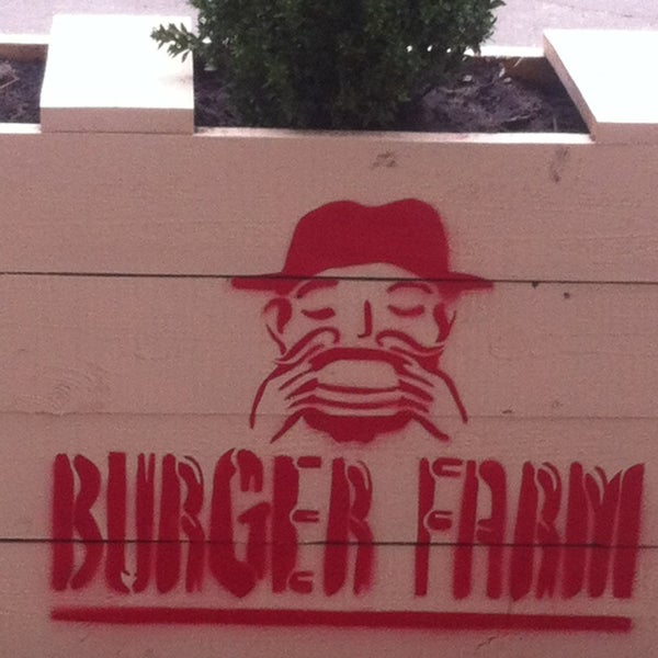 10/24/2013에 Dasha O.님이 Burger Farm에서 찍은 사진