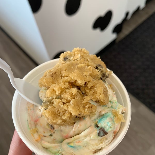 Photo taken at Heyn&#39;s Ice Cream by Chelsea D. on 7/2/2019