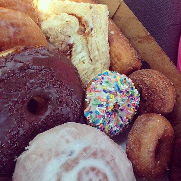 รูปภาพถ่ายที่ Original House of Donuts โดย Michael G. เมื่อ 5/31/2014