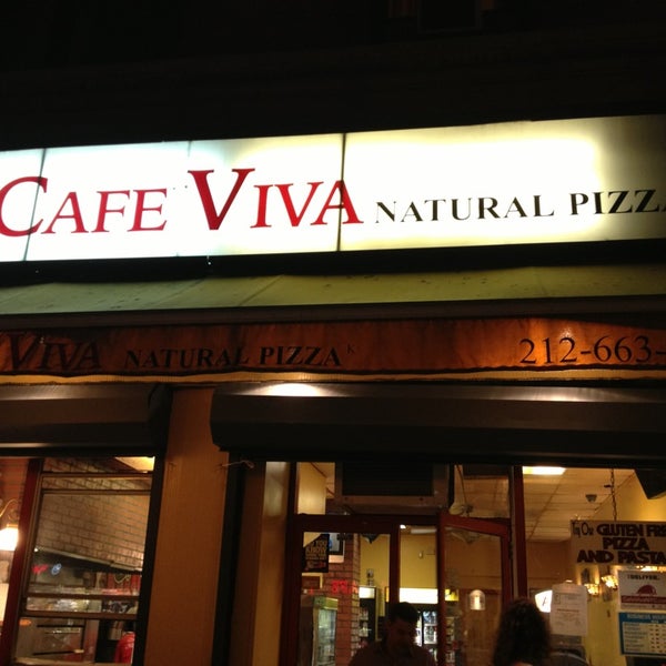 Foto scattata a Cafe Viva Gourmet Pizza da Justin O. il 7/25/2013