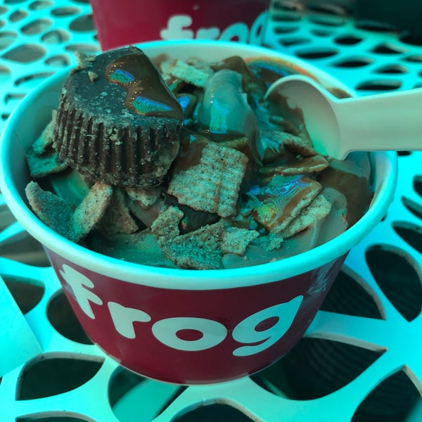 5/20/2018 tarihinde Jeremy B.ziyaretçi tarafından Frog Frozen Yogurt Bar'de çekilen fotoğraf