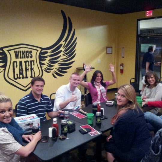 10/3/2012 tarihinde Local Ruckus KCziyaretçi tarafından Wings Cafe'de çekilen fotoğraf