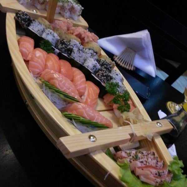 Foto diambil di Minato Mirai Sushi &amp; Temaki oleh Juliana M. pada 7/12/2013