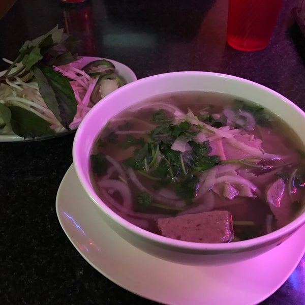 Photo taken at Pho Viet Anh by Stephanie S. on 11/21/2016