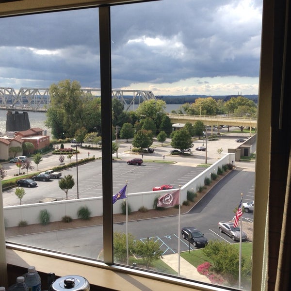 รูปภาพถ่ายที่ Sheraton Louisville Riverside Hotel โดย Yanda A. เมื่อ 10/17/2013