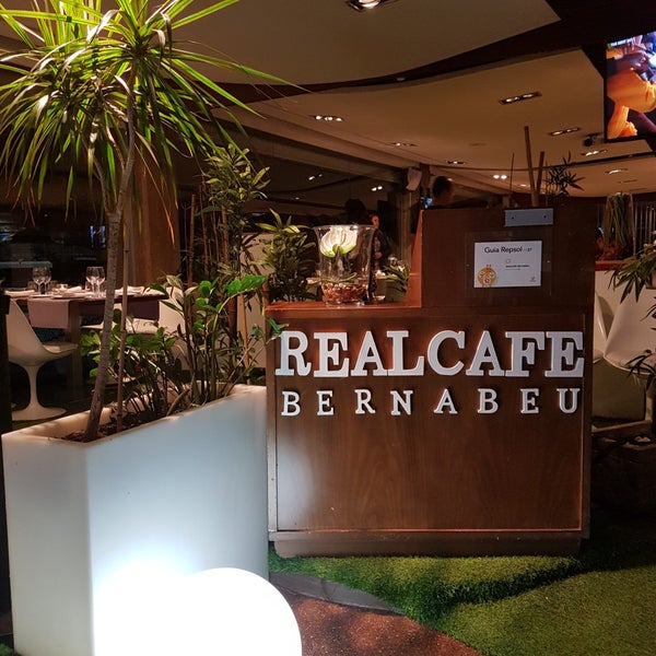 รูปภาพถ่ายที่ Real Café Bernabéu โดย Jana G. เมื่อ 10/23/2017