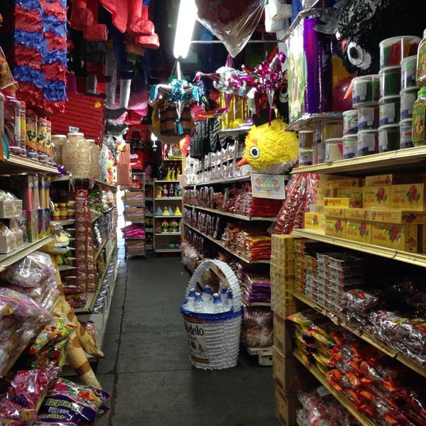 Foto tirada no(a) Piñata District - Los Angeles por MIKE C. em 12/15/2013