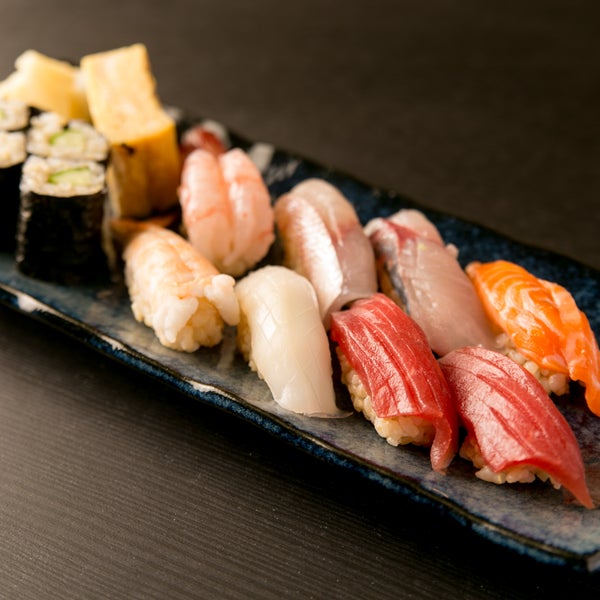 玄米寿司と玉子焼きが美味しい、和をベースにお酒と創作和食が楽しめるSUSHI BAR。